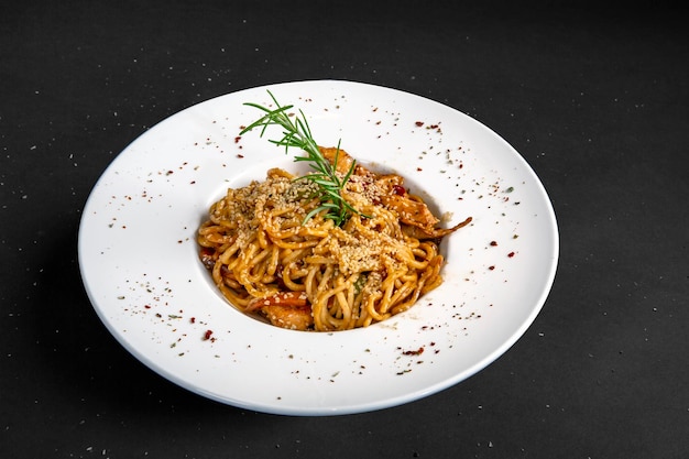 Pasta de espagueti italiana clásica con salsa de tomate, queso parmesano y albahaca en un plato