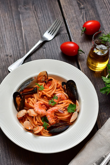 Pasta con espagueti y mariscos