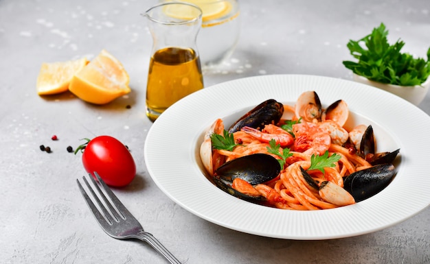 Pasta con espagueti y mariscos