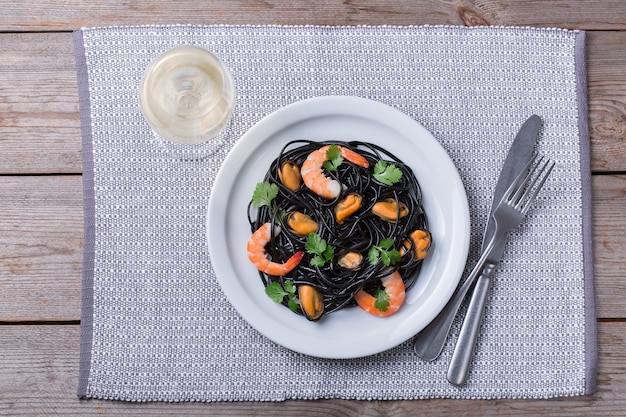 Pasta de espagueti negro con marisco, gambas, mejillones y perejil