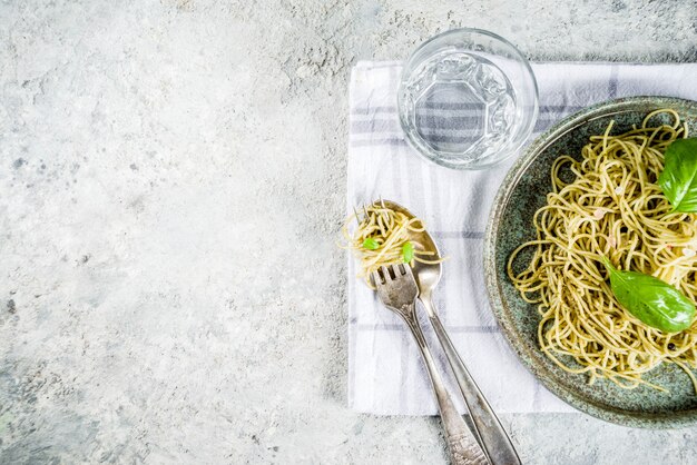 Pasta de espagueti con pesto y hojas frescas de albahaca