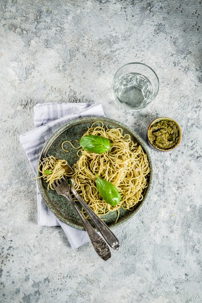 Pasta de espagueti con pesto y hojas frescas de albahaca