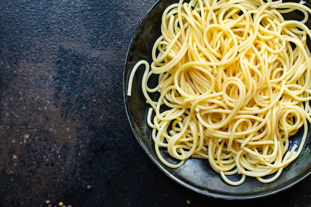 Pasta de espagueti en un plato sobre la mesa