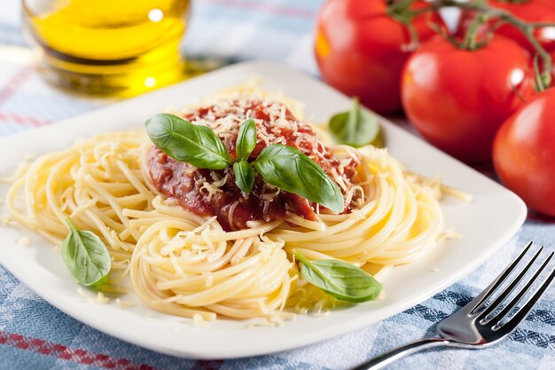 Pasta de espagueti con salsa boloñesa y parmesano rallado