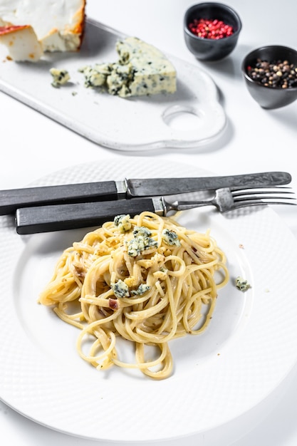 Pasta de espagueti con salsa de crema de queso azul y nueces. Comida italiana casera. Concepto de plato vegetariano sabroso