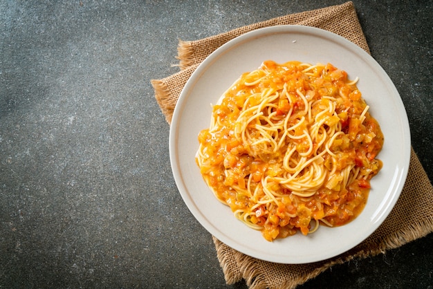 pasta de espagueti con salsa cremosa de tomate o salsa rosa