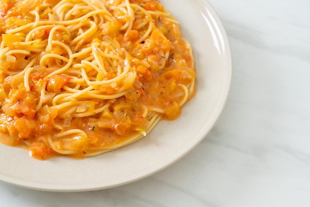 pasta espagueti con salsa cremosa de tomate o salsa rosa