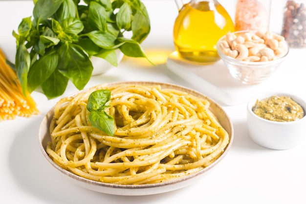 Pasta de espagueti con salsa de pesto albahaca, anacardo y parmesano Ingredientes