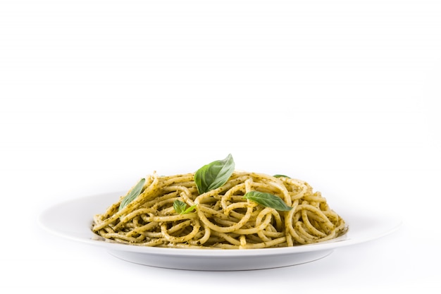 Foto pasta de espagueti con salsa de pesto en blanco