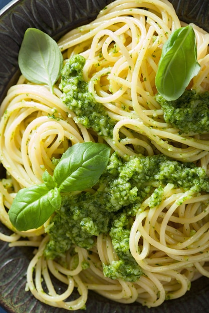 Foto pasta de espagueti con salsa de pesto