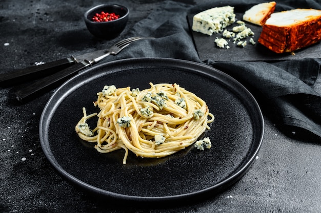 Pasta de espagueti con salsa de queso azul Gorgonzola.