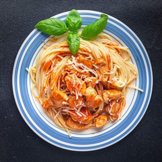 pasta espagueti salsa de tomate carne de pollo comida fresca y saludable bocadillo en la mesa espacio de copia