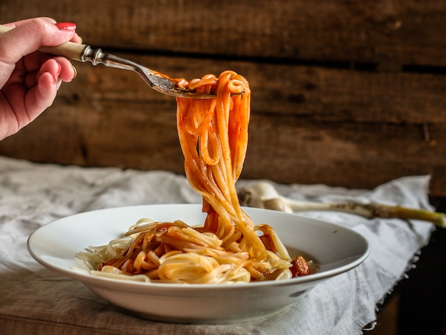 pasta espagueti salsa de tomate y salchichas