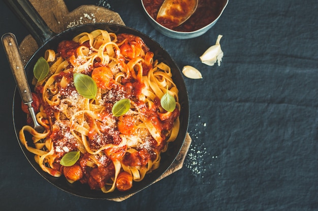 Pasta de espagueti con salsa de tomate en la sartén