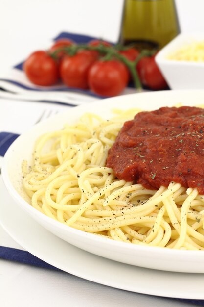 Foto pasta de espagueti con salsa de tomate