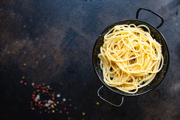 Pasta de espagueti en una sartén sobre la mesa