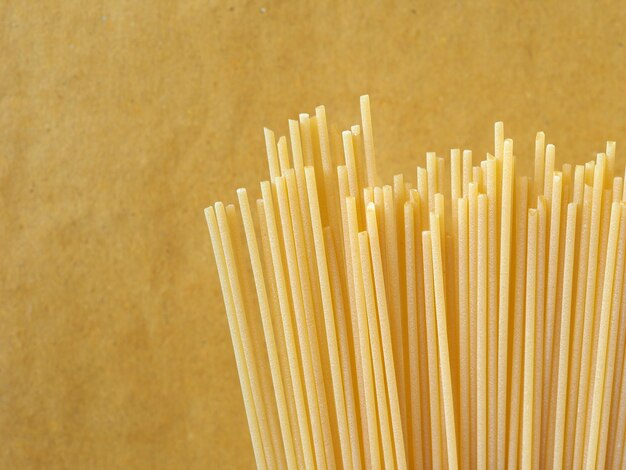 Pasta de espagueti sobre amarillo