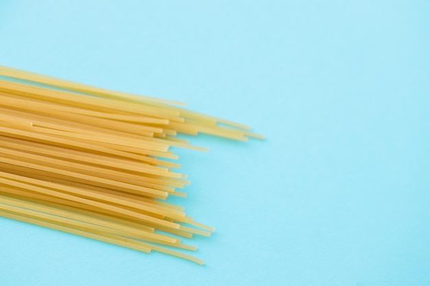 Pasta de espagueti sobre fondo azul desde arriba