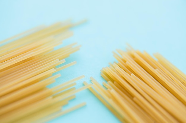 Foto pasta de espagueti sobre fondo azul desde arriba