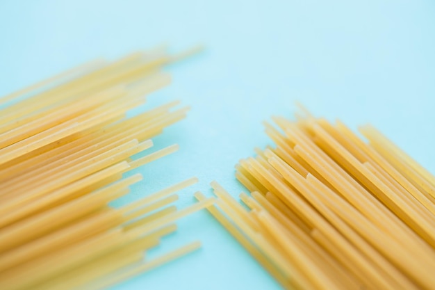 Pasta de espagueti sobre fondo azul desde arriba