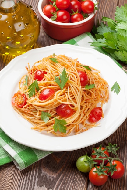 Pasta espagueti con tomate y perejil