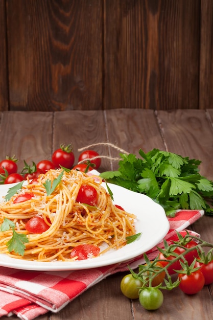 Pasta espagueti con tomate y perejil