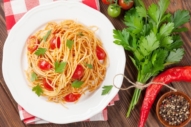 Pasta espagueti con tomate y perejil