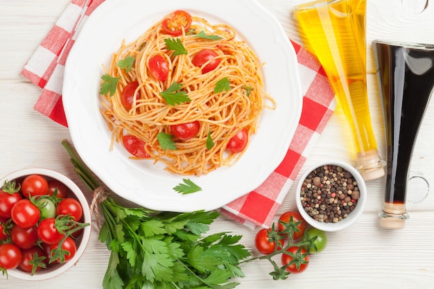 Pasta espagueti con tomate y perejil