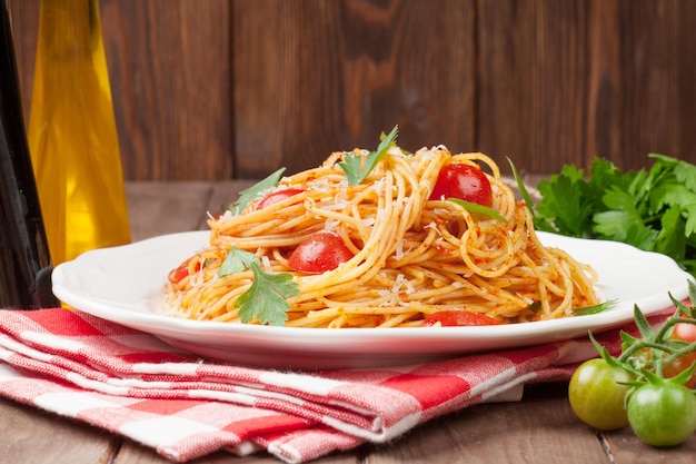 Pasta espagueti con tomate y perejil