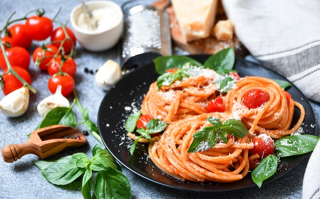 pasta de espagueti con tomate, queso parmesano y albahaca