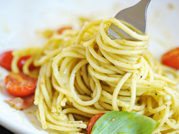 Pasta de espagueti con tomates cherry en un tenedor