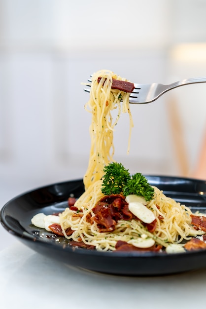 pasta de espagueti con trufa y tocino