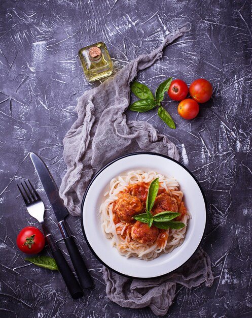 Pasta de espaguetis con albóndigas y salsa de tomate.