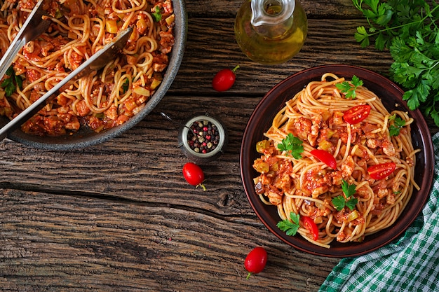 Pasta espaguetis a la boloñesa con salsa de tomate, verduras y carne picada.