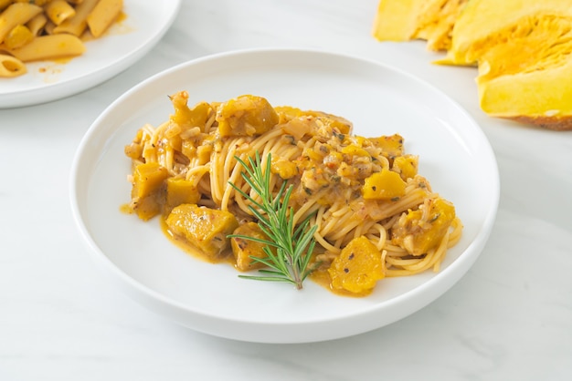 Pasta con espaguetis de calabaza salsa alfredo - estilo de comida vegana y vegetariana