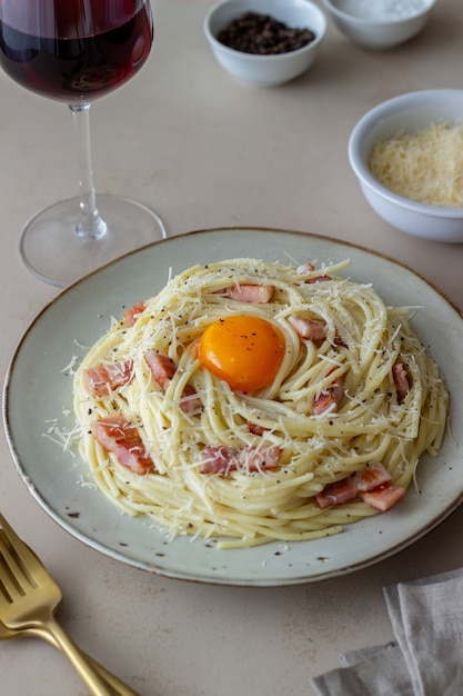 Pasta espaguetis a la carbonara con huevo.