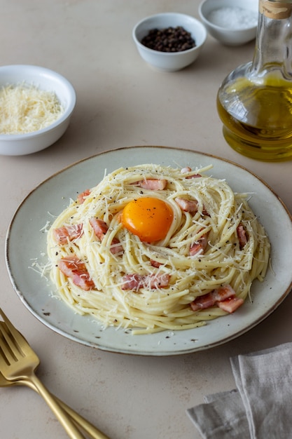 Pasta espaguetis a la carbonara con huevo.