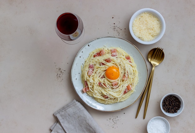 Pasta espaguetis a la carbonara con huevo.