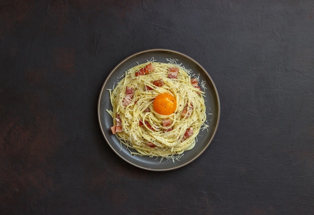 Pasta espaguetis a la carbonara con huevo.