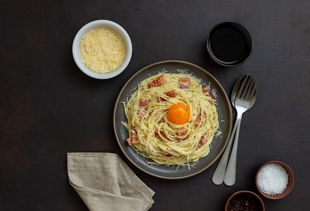 Pasta espaguetis a la carbonara con huevo.