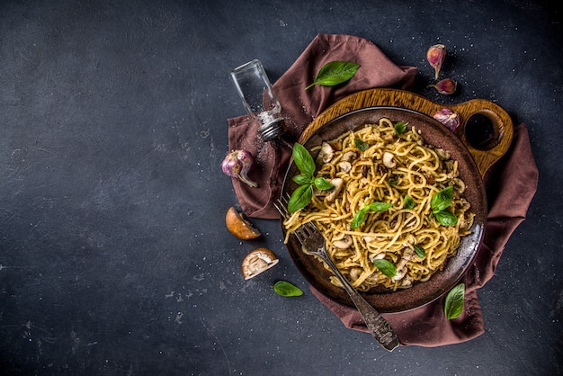 Pasta de espaguetis de champiñones con salsa bechamel cremosa