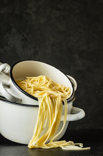 Pasta de espaguetis cocida en una cacerola de trigo duro comida saludable comida snack