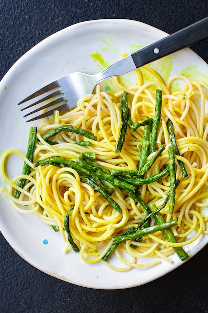 Pasta de espaguetis con espárragos en un plato