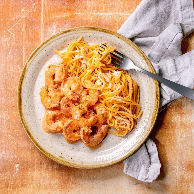 Pasta de espaguetis con gambas gambas en salsa