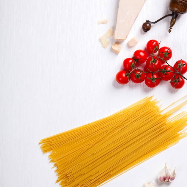 Pasta de espaguetis con ingredientes para cocinar pasta.