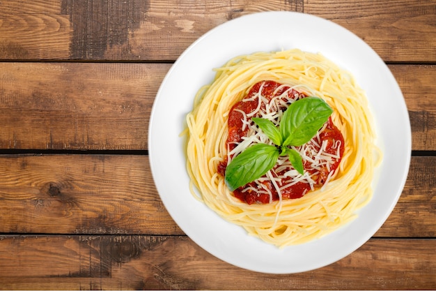 Pasta de espaguetis con perejil en la mesa.