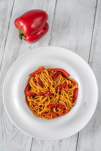 Pasta de espaguetis con pimiento rojo asado en el plato