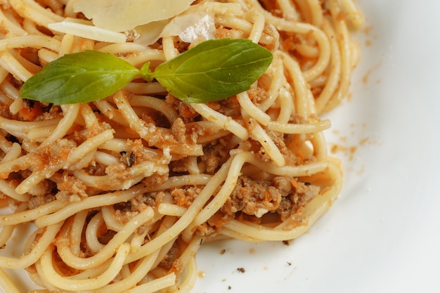 Pasta de espaguetis con salsa boloñesa y queso parmesano, vista superior.