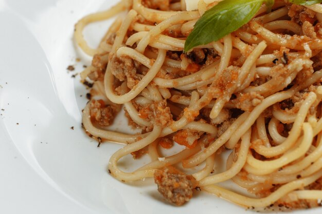 Pasta de espaguetis con salsa boloñesa y queso parmesano, vista superior.