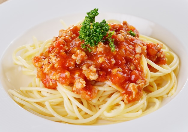 Pasta de espaguetis con salsa de tomate.